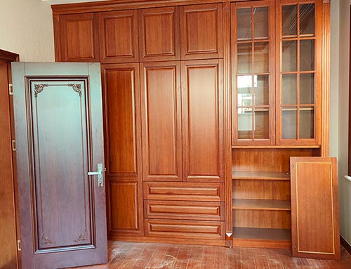 金华中式家庭装修里定制的实木衣柜效果图